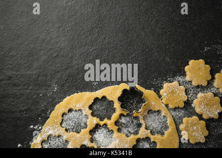 Ansicht von oben der Blume Schimmel auf den Teig am Tisch Stockfoto