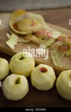 Hohe Betrachtungswinkel von frischen Äpfeln durch Schalen auf schneidebrett am Tisch Stockfoto