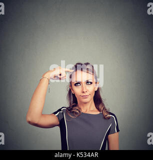 Denken Frau mit Frage. Nachdenkliches Mädchen kratzen Kopf schauen, um ein Problem zu lösen, Stockfoto