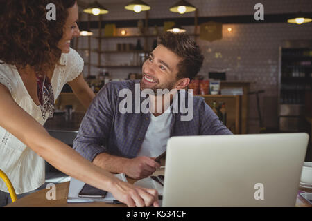 Happy business Leute, die einander am Tisch im Cafe Stockfoto