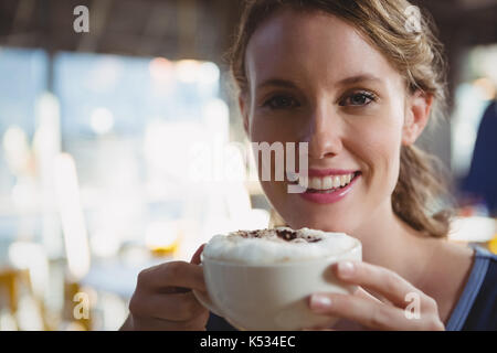 Nahaufnahme Porträt der schönen Frau Kaffee im Cafe Stockfoto