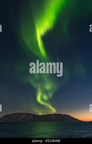 Nordlicht, Aurora borealis, über hohe Berge in Alta Fjord, Finnmark, Norwegen Stockfoto