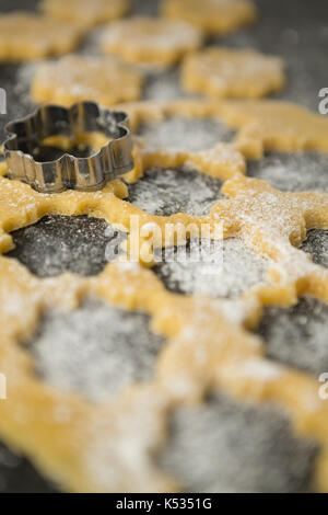 Blume Schimmel auf den Teig am Tisch Stockfoto