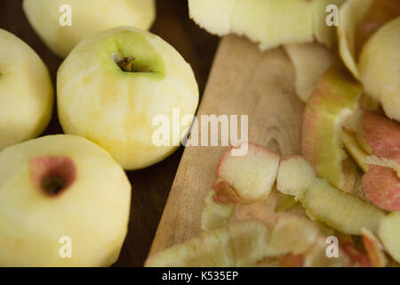 Hohe Betrachtungswinkel von Äpfeln durch Schalen auf Schneidebrett Stockfoto