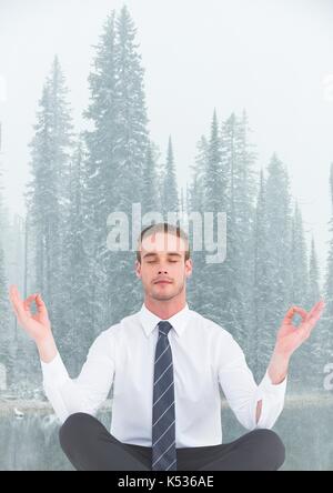 Digital composite Business man meditieren gegen misty Fluss und Bäume Stockfoto