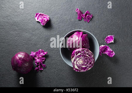 Ansicht von oben von Rotkohl in Schüssel auf Schiefer Stockfoto