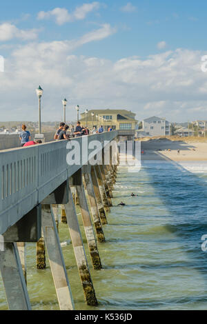 Fischer auf und Surfer in der Nähe von wrightsville Pier, NC Stockfoto