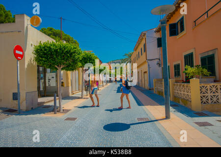 SANT ELM mallorca, mallorca, Spanien - 18. AUGUST 2017: unbekannte Menschen zu Fuß in Sant Elm City, urige Einkaufsstraße in der kleinen Stadt San Telmo, Mallorca, Spanien Stockfoto