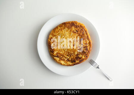 Tortilla de patatas, ein spanisches Omelette, typisch spanische Gerichte. Stockfoto