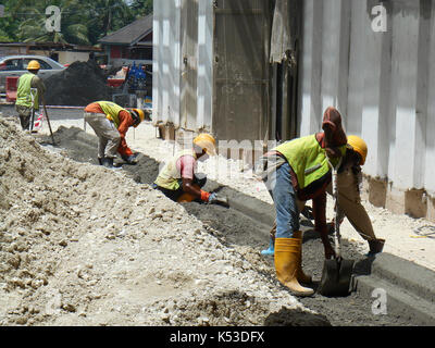 SEREMBAN, MALAYSIA - 16. MAI 2017: Bauarbeiter Herstellung von Beton Straße Aufkantung an der Baustelle. Sie werden mit In-situ-Verfahren und Stockfoto