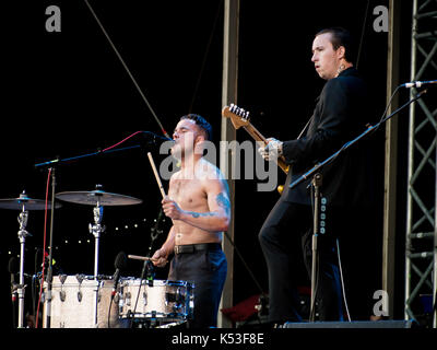 Die Rockband Slaves (heute bekannt als Soft Play) spielen das siegreiche Musikfestival in Portsmouth Stockfoto