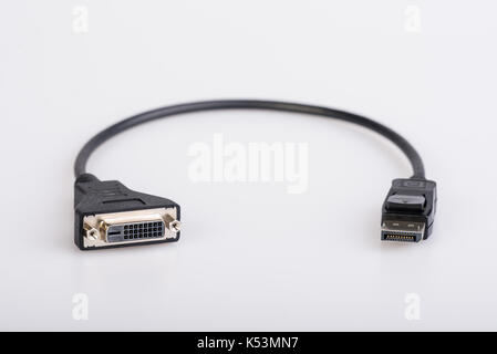 DisplayPort (DP)-zu-DVI-D-Kabel schwarz Converter für rauschfreie Übertragung von Signalen isoliert auf Weiss. Stockfoto