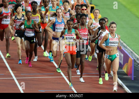 Sitora KHAMIDOVA (Usbekistan), Almaz AYANA (Äthiopien) in den Frauen- 10000 m-Finale bei den 2017, Leichtathletik-WM, Queen Elizabeth Olympic Park, Stratford, London, UK konkurrieren. Stockfoto