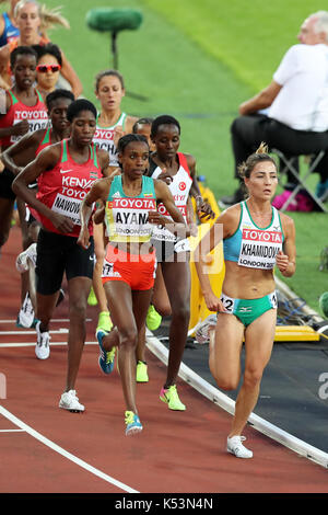 Sitora KHAMIDOVA (Usbekistan), Almaz AYANA (Äthiopien) in den Frauen- 10000 m-Finale bei den 2017, Leichtathletik-WM, Queen Elizabeth Olympic Park, Stratford, London, UK konkurrieren. Stockfoto