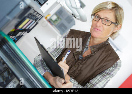 Technikerin prüfen Drucker Stockfoto
