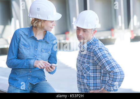 Arbeitnehmer diskutieren in der Schifffahrt Yard Stockfoto