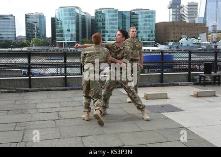 5 Soldaten von Rosie Kay der Körper ist der Frontline... Stockfoto