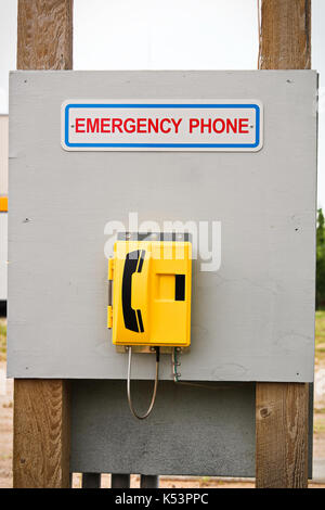 Notfall Telefon auf eine hölzerne Anzeigentafel befindet. Stockfoto