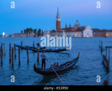 Gondeln in Venedig in der Dämmerung Stockfoto