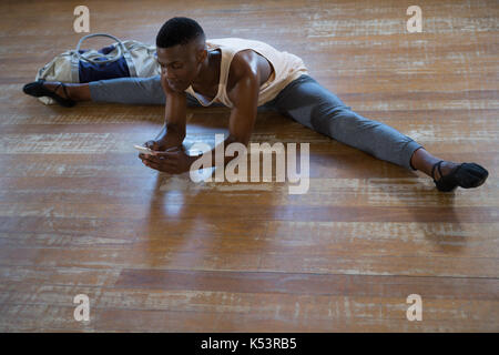 Ballerino mit Handy im Studio Stockfoto