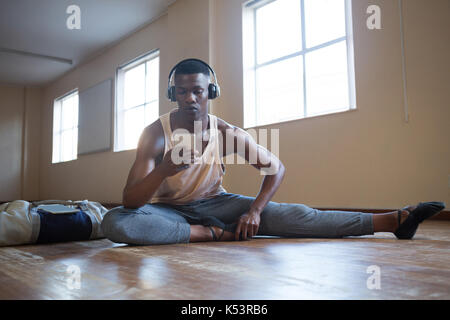 Ballerino mit Handy im Studio Stockfoto