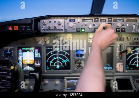7/8 Image der jungen männlichen Pilot Kontrolle in Flugzeug Cockpit Stockfoto
