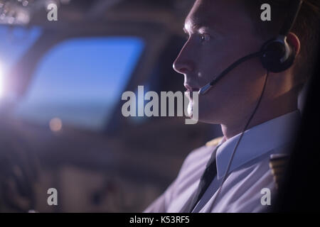 In der Nähe von Pilot konzentriert sich auf fliegenden Flugzeug Stockfoto