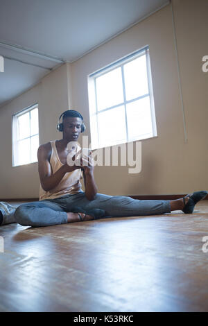 Ballerino mit Handy im Studio Stockfoto