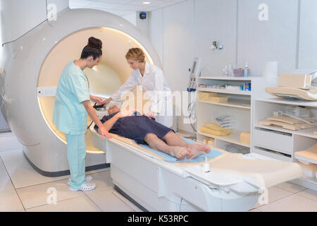 Gerne Patienten, die sich einer MRT-Untersuchung im Krankenhaus Stockfoto