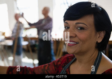 Close up Portrait von lächelnden älteren Frau mit Freunden im Hintergrund Stockfoto