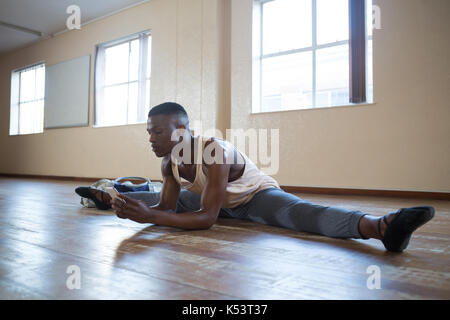 Ballerino mit Handy im Studio Stockfoto