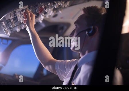 Seitenansicht des Pilot Kontrolle im Flugzeugcockpit aus dem Fenster gesehen Stockfoto