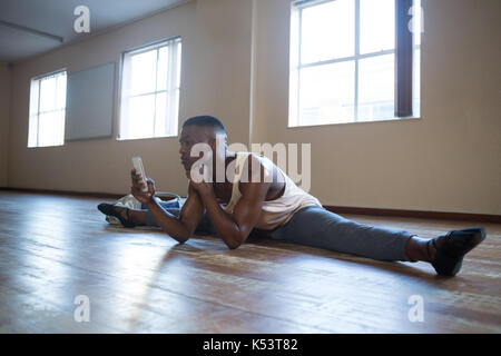 Ballerino mit Handy im Studio Stockfoto