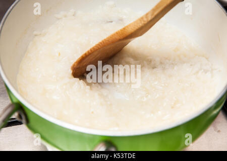 Milchreis mit cinamon und Rosinen Zubereitung: Reis Zubereitung Stockfoto