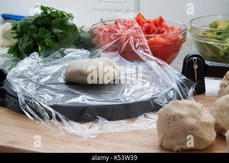 Die tortillas mit Masa marina Mehl Teig und Tortilla drücken Sie Stockfoto