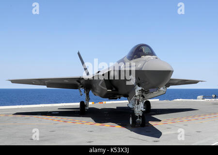 170904-N-CT 127-0168 ATLANTIK (Sept. 4, 2017) Eine F-35C Lightning II, aus dem "Grim Reaper" von Strike Fighter Squadron (VFA) 101, auf der Fl sitzt Stockfoto