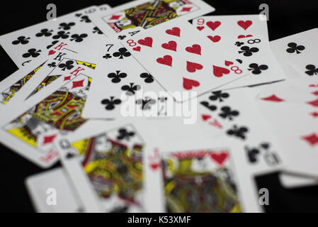 Ein deck Spielkarten spritzte über den Tisch Stockfoto