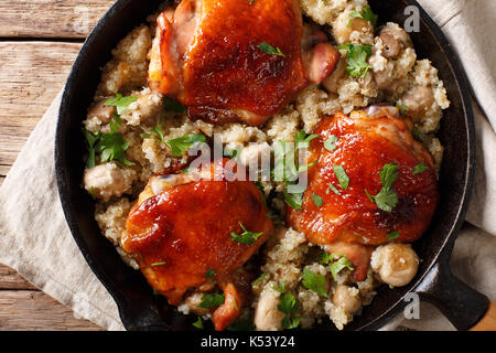 Einen Topf: Gebratene Hühnerkeule mit Quinoa und Pilze close-up auf dem Tisch. nach oben Blick von oben horizontal Stockfoto