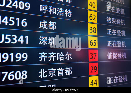 Information Board im Flughafen, China. Stockfoto
