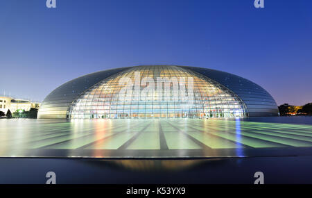 China National Grand Theatre in Peking in der Nacht Stockfoto