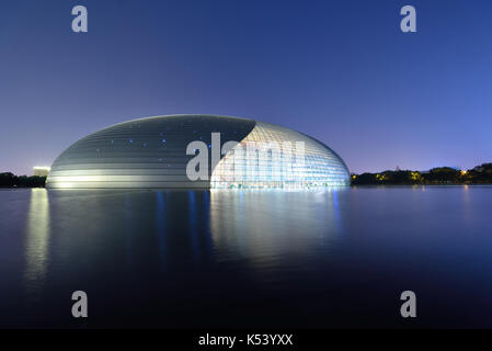 China National Grand Theatre in Peking in der Nacht Stockfoto