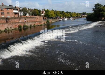 Chester, Cheshire, River Dee, Stilvoll, Modern, Blühend, Georgisch, Römische Stadtmauer, Dee Banken, Bootsverleih, Bootsfahrten, Weir, Bandenstand, Tourist. Stockfoto