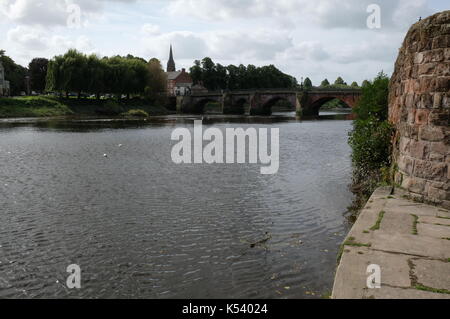 Chester, Cheshire, River Dee, Stilvoll, Modern, Blühend, Georgisch, Römische Stadtmauer, Dee Banken, Bootsverleih, Bootsfahrten, Weir, Bandenstand, Tourist. Stockfoto