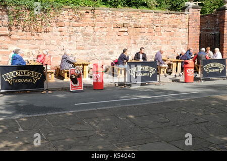 Chester, Cheshire, River Dee, Stilvoll, Modern, Blühend, Georgisch, Römische Stadtmauer, Dee Banken, Bootsverleih, Bootsfahrten, Weir, Bandenstand, Tourist. Stockfoto