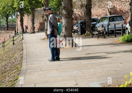 Chester, Cheshire, River Dee, Stilvoll, Modern, Blühend, Georgisch, Römische Stadtmauer, Dee Banken, Bootsverleih, Bootsfahrten, Weir, Bandenstand, Tourist. Stockfoto