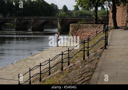 Chester, Cheshire, River Dee, Stilvoll, Modern, Blühend, Georgisch, Römische Stadtmauer, Dee Banken, Bootsverleih, Bootsfahrten, Weir, Bandenstand, Tourist. Stockfoto