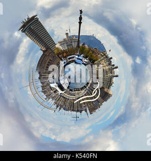 Little planet 360 Grad Bereich. Panoramablick auf die Rambla del Mar in Barcelona. Spanien Stockfoto