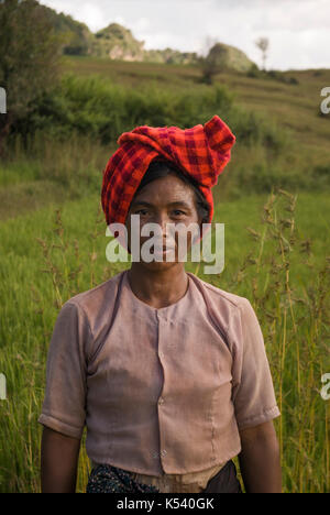 Portrait von burmesischen Frau mit Kopftuch, Guang Buang, Shan Staat, Burma, Myanmar, Asien. Zwischen dem Arbeiten in den Reisfeldern. Stockfoto