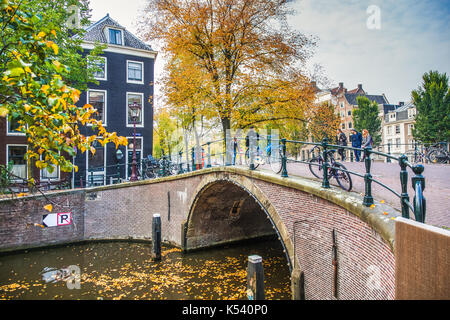 Schönen Grachten in Amsterdam im Herbst, Holland Stockfoto