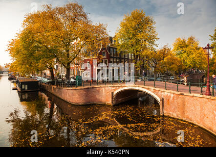 Schönen Grachten in Amsterdam im Herbst, Holland Stockfoto